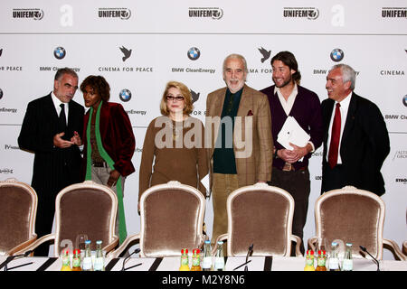 Luis Moreno Ocampo, Waris Dirie, Catherine Deneuve,David de Rothschild bei der Pressekonferenz 'Cinema for Peace' im Berliner Adlon Stock Photo