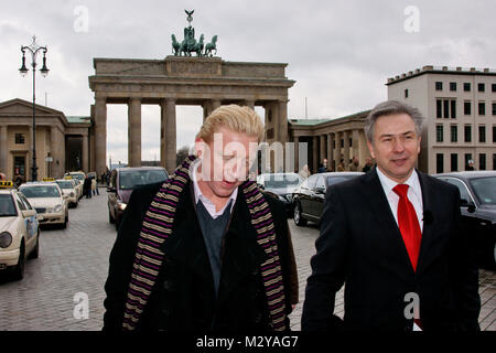 Boris Becker mit dem  Regierenden Bürgermeister von Berlin Klaus Wowereit am und auf dem Brandenburgertor Stock Photo