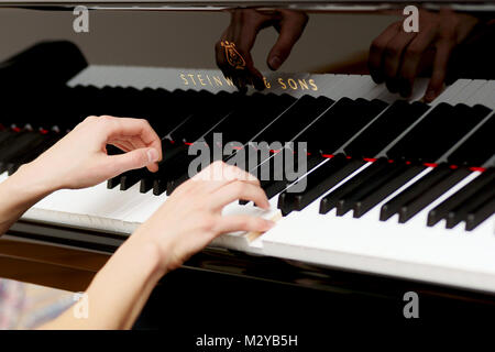 Klavier Spielen Stock Photo