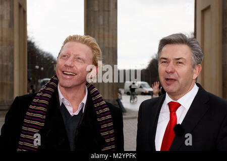Boris Becker mit dem  Regierenden Bürgermeister von Berlin Klaus Wowereit am und auf dem Brandenburgertor Stock Photo