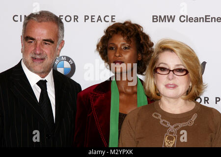 Luis Moreno Ocampo, Waris Dirie, Catherine Deneuve bei der Pressekonferenz 'Cinema for Peace' im Berliner Adlon Stock Photo
