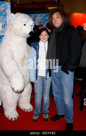 Friedhelm Schatz mit Kind bei der Welt Premiere 'Knut und seine Freunde' im UCI Kinowelt Zoo-Palast, Berlin Stock Photo
