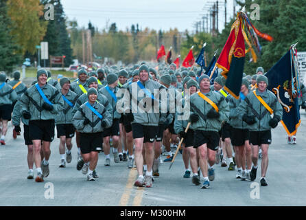 Col. Brian Reed, commander of the 1st Stryker Brigade Combat Team, 25th Infantry Division Command Sgt. Maj. Ray Lewis lead a formation of more than 3,000 Soldiers during a brigade run held at Fort Wainwright, Alaska Sept 13. The purpose of the run was to help build esprit de corps throughout the different units. (U.S. Army Photo By: Spc. Andrew Geisler, 1/25 SBCT Public Affairs) 120913-A-KK873-001 by 1 Stryker Brigade Combat Team Arctic Wolves Stock Photo