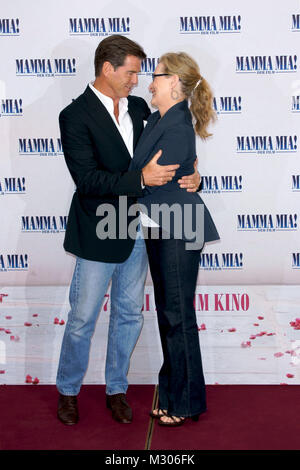 Pierce Brosnan & Mary Louise Streep beim Photo Call  'Mamma Mia -The Movie- im Berliner Hotel Adlon im kleinen Wintergarten Stock Photo