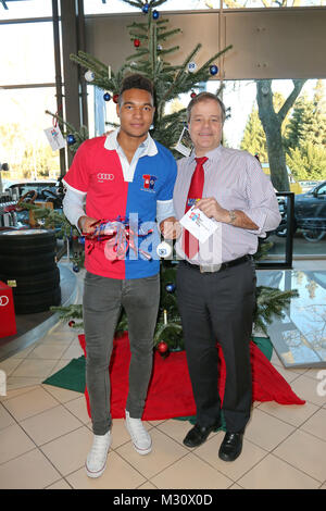 Jonathan Tah und Bernd Glathe (Auto Wichert), Pressetermin des 'Hamburger Wegs' in der Aufi Filiale von Auto Wichert am Stockflethweg mit dem HSV Spieler Jonathan Tah, Hamburg, 26.11.2013 Stock Photo