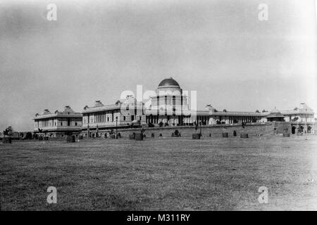 The construction of Rashtrapati Bhavan  photo taken by A. G. Shoosmith, Edwin Lutyens's representative in New Delhi, where he worked from 1920-1931.Shoosmith went out to India in 1920 to be Edwin Lutyens’ permanent representative in New Delhi. When the new capital was rising, Lutyens and Herbert Baker only went out for a couple of months each winter while the permanent representative was on the spot all year round, and Shoosmith’s job was to supervise the construction of Viceroy’s House Stock Photo