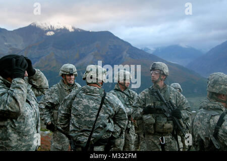 Col. Brian Reed, Commander of the 1st Stryker Brigade Combat Team, 25th Infantry Division, and company commanders from throughout the Brigade at the high angle range at the Northern Warfare Training Center in Black Rapids, Alaska Sept. 3. (U.S. Army photo by Sgt. Michael Blalack, 1/25 SBCT Public Affairs) 130903-A-AX238-016 by 1 Stryker Brigade Combat Team Arctic Wolves Stock Photo