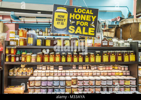 Philadelphia Pennsylvania,Reading Terminal Market,downtown farmers market,local food,Artisanal,honey,vendor vendors,stall stalls booth market buying s Stock Photo