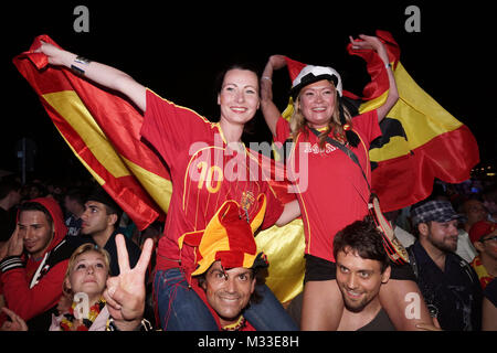 Laut jubelnde Fußballfans beim Sieg von Spanien gegen Italien an der Fanmeile zur Europameisterschaft 2012 am Brandenburger Tor in Berlin.