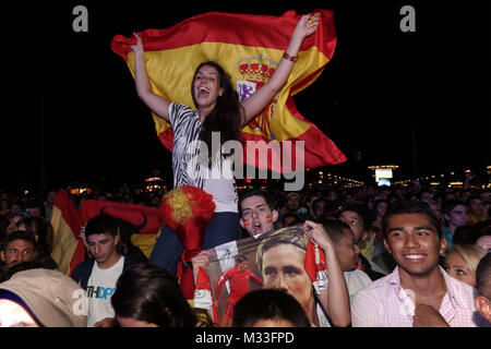 Laut jubelnde Fußballfans beim Sieg von Spanien gegen Italien an der Fanmeile zur Europameisterschaft 2012 am Brandenburger Tor in Berlin.