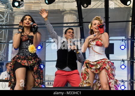 Hot Banditoz, Diba Hakimi, Silva Gonzales und Gabriela Gottschalk (v.l.n.r.), (Latino-Pop) an der Fanmeile auf der Hauptbühne zur Europameisterschaft 2012 am Brandenburger Tor in Berlin.
