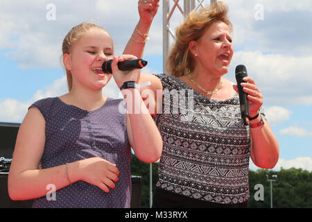 Silvia Wollny & Toechter, Estefania singt fuer ihre Mutter, Pomis auf dem BILD HAMBURG-Renntag 2014 , Trabrennbahn Hamburg, 15.06.2014 Stock Photo