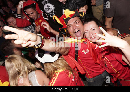 Laut jubelnde Fußballfans beim Sieg von Spanien gegen Italien an der Fanmeile zur Europameisterschaft 2012 am Brandenburger Tor in Berlin.