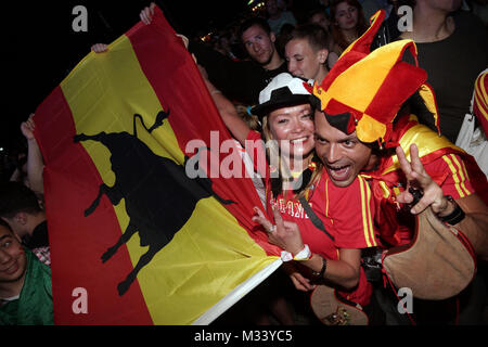 Laut jubelnde Fußballfans beim Sieg von Spanien gegen Italien an der Fanmeile zur Europameisterschaft 2012 am Brandenburger Tor in Berlin.