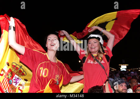 Laut jubelnde Fußballfans beim Sieg von Spanien gegen Italien an der Fanmeile zur Europameisterschaft 2012 am Brandenburger Tor in Berlin.