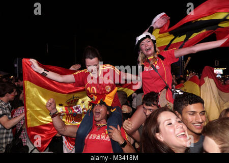 Laut jubelnde Fußballfans beim Sieg von Spanien gegen Italien an der Fanmeile zur Europameisterschaft 2012 am Brandenburger Tor in Berlin.