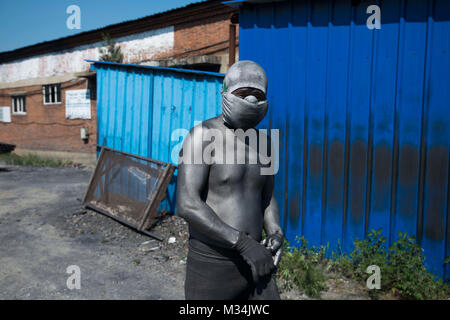 Jixi, Heilongjiang, China. 4th July, 2017. A worker covered in graphite dust at a warehouse where graphite is processed. Credit: Dave Tacon/ZUMA Wire/ZUMAPRESS.com/Alamy Live News Stock Photo