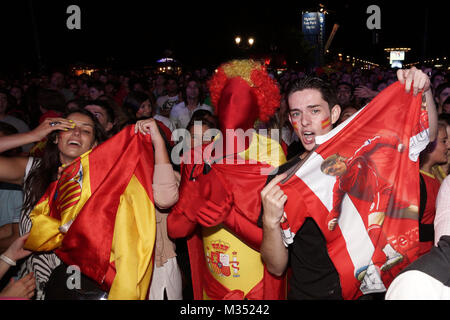Laut jubelnde Fußballfans beim Sieg von Spanien gegen Italien an der Fanmeile zur Europameisterschaft 2012 am Brandenburger Tor in Berlin.