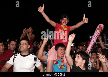 Laut jubelnde Fußballfans beim Sieg von Spanien gegen Italien an der Fanmeile zur Europameisterschaft 2012 am Brandenburger Tor in Berlin.