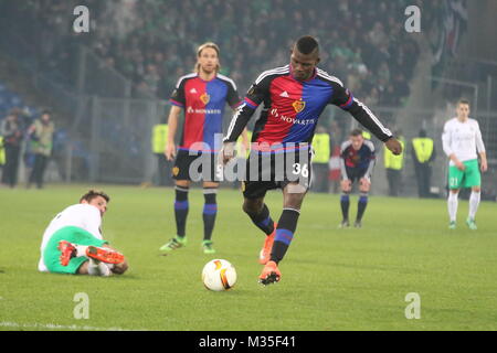 breel donald embolo basel mit ball fussball europa league 16 finale m35f41