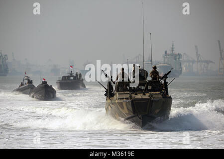 150805-N-FN215-206 SURABAYA, Indonesia (Aug. 5, 2015) U.S. Navy Sailors assigned to Coastal Riverine Squadron (CRS) 3 and Indonesian Kopaska naval special forces members practice patrol formations during Cooperation Afloat Readiness and Training (CARAT) Indonesia 2015. In its 21st year, CARAT is an annual, bilateral exercise series with the U.S. Navy, U.S. Marine Corps and the armed forces of nine partner nations including, Bangladesh, Brunei, Cambodia, Indonesia, Malaysia, the Philippines, Singapore, Thailand and Timor-Leste. (U.S. Navy photo by Mass Communication Specialist 1st Class Joshua  Stock Photo