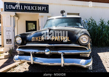 classic police patrol car and police station in southeastern Arizona near Bisbee Stock Photo