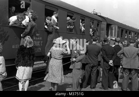 Post-war - emigrants from Germany. Friends and relatives take leave of the emigrants at the Frankfurter Südbahnhof. Primarily Jewish people and persons persecuted for political reasons were accepted and registered as emigrants. 05.03.1946 | usage worldwide Stock Photo