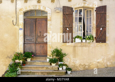 Typical Gers house with a wooden door, shutters and flowers in Vic-Fezensac, Gers (Gascony), Occitanie (Midi-Pyrénées), Southwest France Stock Photo