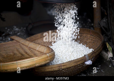 The English word for ‘khoi’ is puffed rice. ‘Khoi’ and ‘Muri’ (bengali ...