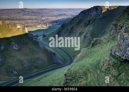 Winnats Pass limestone gorge, near Castleton, Peak District National Park, Derbyshire, England, UK Stock Photo