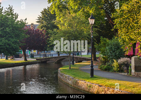 The River Windrush flows under the famous stone bridge in the Cotswolds village of Bourton-on-the-Water, Gloucestershire, England Stock Photo