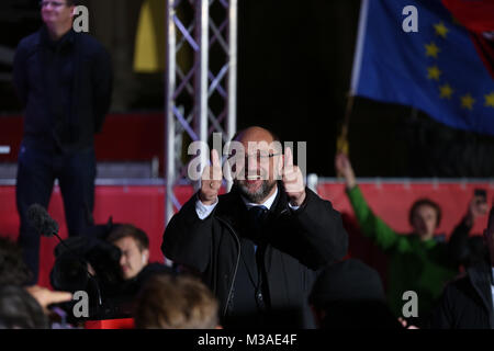 Munich, Germany. 14th Sep, 2017. Martin Schulz speaking in a public rally. The chairman of the Socialdeocratic Party of Germany (SPD) will not b Germany's next foreign minister according to media reports. He announced to become the next foreign minister, but now the critics are to loud. He did announce after the elections, that he will not go in a Merkel led government with the Christian Democratic Party (CDU). Credit: Alexander Pohl/Pacific Press/Alamy Live News Stock Photo