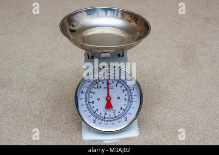 A set of retro style domestic scales set uo and ready for use in a home kitchen Stock Photo