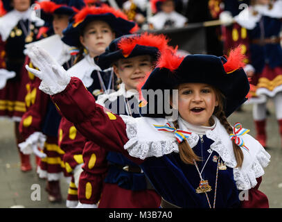 Mainz, Germany. 10th Feb, 2018. A girl participating in the children's masquerade greets passers-by in Mainz, Germany, 10 February 2018. According to the organisers, around 3200 children joined the parade this year, making it one of the largest of its kind. Credit: Andreas Arnold/dpa/Alamy Live News Stock Photo