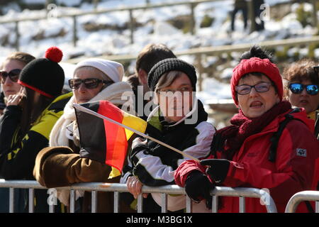 Gute Stimmung unter den deutschen Fans an der Hochfirstschanze beim FIS-Weltcup - Skispringen Qualifikation Stock Photo