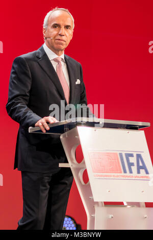 Hans-Joachim Kamp, Vorsitzender des Aufsichtsrats der gfu bei der Eröffnungspressekonferenz auf der IFA 2014 ( Internationale Funkausstellung ) unterm Funkturm in Berlin. Stock Photo