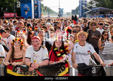 Fans beim Public Viewing am Brandenburger Tor zum Deutschland-Frankreich WM Spiel, wobei  Deutschland mit 1:0  das Halbfinale bei der Fußball-WM 2014 erreicht.