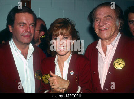 LOS ANGELES, CA - NOVEMBER 5: (L-R) Actors Robert Wagner, Stefanie Powers and Lionel Stander attend Hart to Hart Hop at Hollywood High School on November 5, 1982 in Los Angeles, California. Photo by Barry King/Alamy Stock Photo Stock Photo