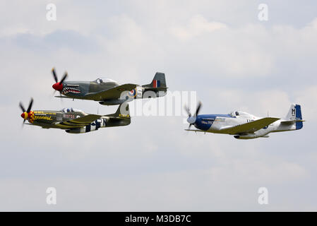 North American P-51 Mustang plane trio flying at an airshow. Second World War, World War Two fighter planes Stock Photo