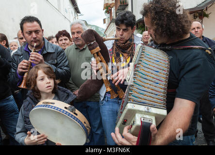 Groups of musicians, accompanied by musical instruments of popular tradition, sing songs in honor of San Domenico. Abruzzo, Italy, Europe. Stock Photo