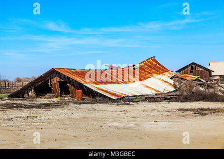 A collapsed barn near the San Luis National Wildlife Refuge in the Central Valley of California Stock Photo