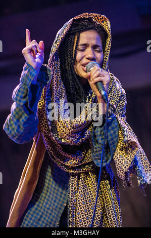 Nneka (* 24. Dezember 1980 in Warri, Nigeria;[1] vollständiger Name Nneka Egbuna) ist eine in Hamburg lebende nigerianische Hip-Hop/Soul-Sängerin und Songwriterin Stock Photo