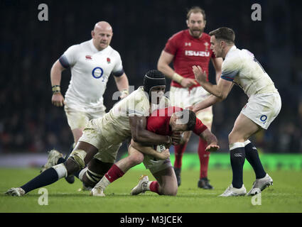 Twickenham, UK. 10th February, 2018: WalesÕs Gareth Davies is tackled by England's Maro Itoje during the NatWest 6 Nations match at Twickenham Stadium, UK. Credit:Ashley Western/Alamy Live News Stock Photo