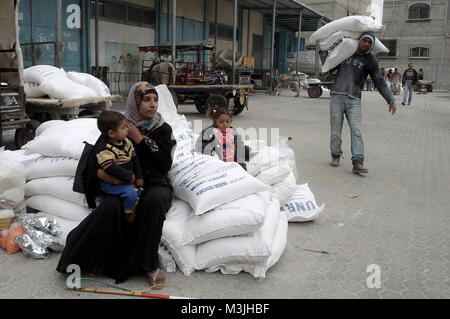 Gaza, Palestinian territories - 11 february 2018A Palestinians receive food aid of inside the United Nations' offices at the Khan Yunis refugee camp in the southern Gaza Strip, on February 11, 2018.  © Abed Rahim Khatib / Awakening / Alamy Live News Stock Photo