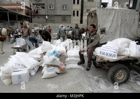 Gaza, Palestinian territories. 11th February 2018. Palestinians receive food aid of inside the United Nations' offices at the Khan Yunis refugee camp in the southern Gaza Strip, on February 11, 2018.  © Abed Rahim Khatib / Awakening / Alamy Live News Stock Photo