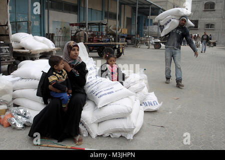 Gaza, Palestinian territories. 11th February 2018. Palestinians receive food aid of inside the United Nations' offices at the Khan Yunis refugee camp in the southern Gaza Strip, on February 11, 2018.  © Abed Rahim Khatib / Awakening / Alamy Live News Stock Photo