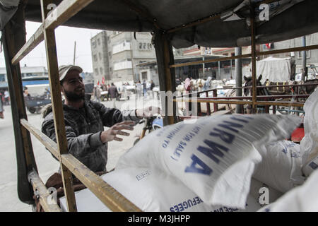 Gaza, Palestinian territories. 11th February 2018. Palestinians receive food aid of inside the United Nations' offices at the Khan Yunis refugee camp in the southern Gaza Strip, on February 11, 2018.   © Abed Rahim Khatib / Awakening / Alamy Live News Stock Photo