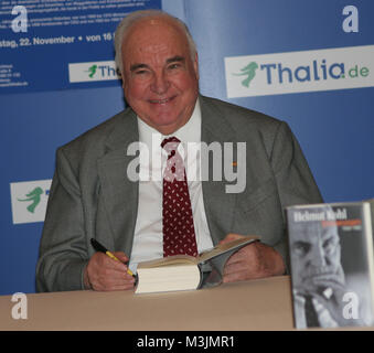 Dr.Helmut Kohl ( EX-Bundeskanzler) signierte sein Buch 'Erinnerungen- 1982-1990 in der Thalia Buchhandlung , Spitalerstrasse  Hamburg 20.11.2005  Bitte Bildunterschrift : STRUSSFOTO/HR Stock Photo