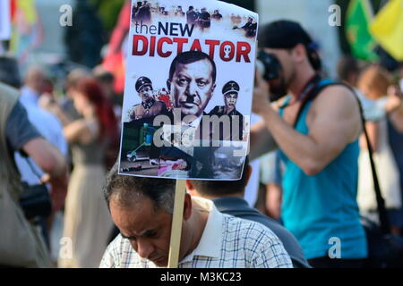 Vienne, Austria. August 20th, 2016. Kurds demonstrate in Vienna against human rights violations in Turkey and the isolation of Abdullah Öcalan. © Franz Perc/Alamy Live News Stock Photo