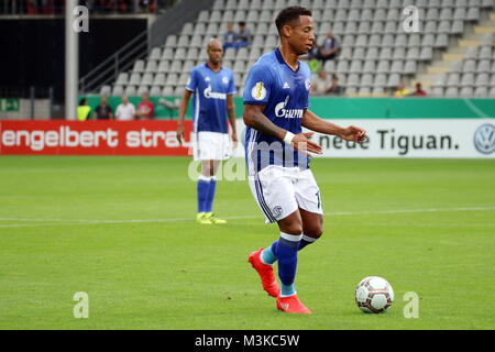 Dennis Aogo (Schalke 04) mit Ball, DFB-Pokal 16/17 1 HR: FC 08 Villingen - Schalke 04 Stock Photo